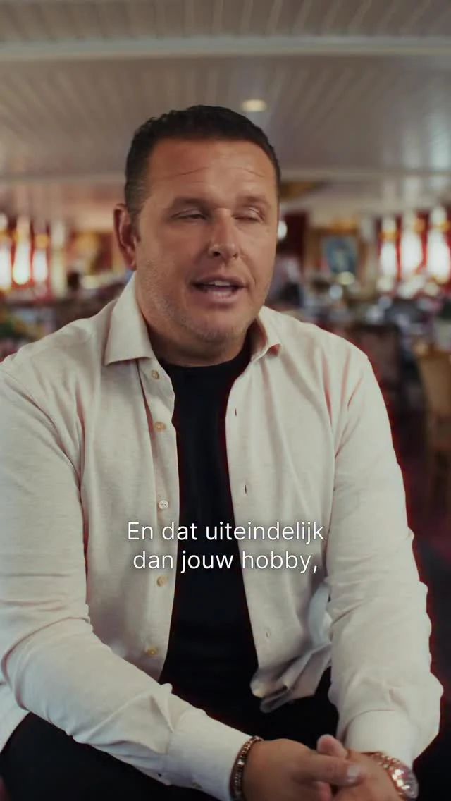 Twintig jaar geleden begon John West met zingen. Een hobby, die langzaam maar zeker zijn beroep werd. Geen snelle doorbraak, geen ‘sky high’ moment, maar kleine, bewuste stappen.

Want voor John gaat het niet om succes op de korte termijn. Hij wil dit blijven doen, omdat hij muziek maken en schrijven prachtig vindt. In deze editie van #ikbensongwriter vertelt hij over het ontstaan van ‘Vannacht Slaap Jij Bij Mij’, een nummer dat net als hijzelf staat voor toewijding, gevoel en liefde voor het vak.