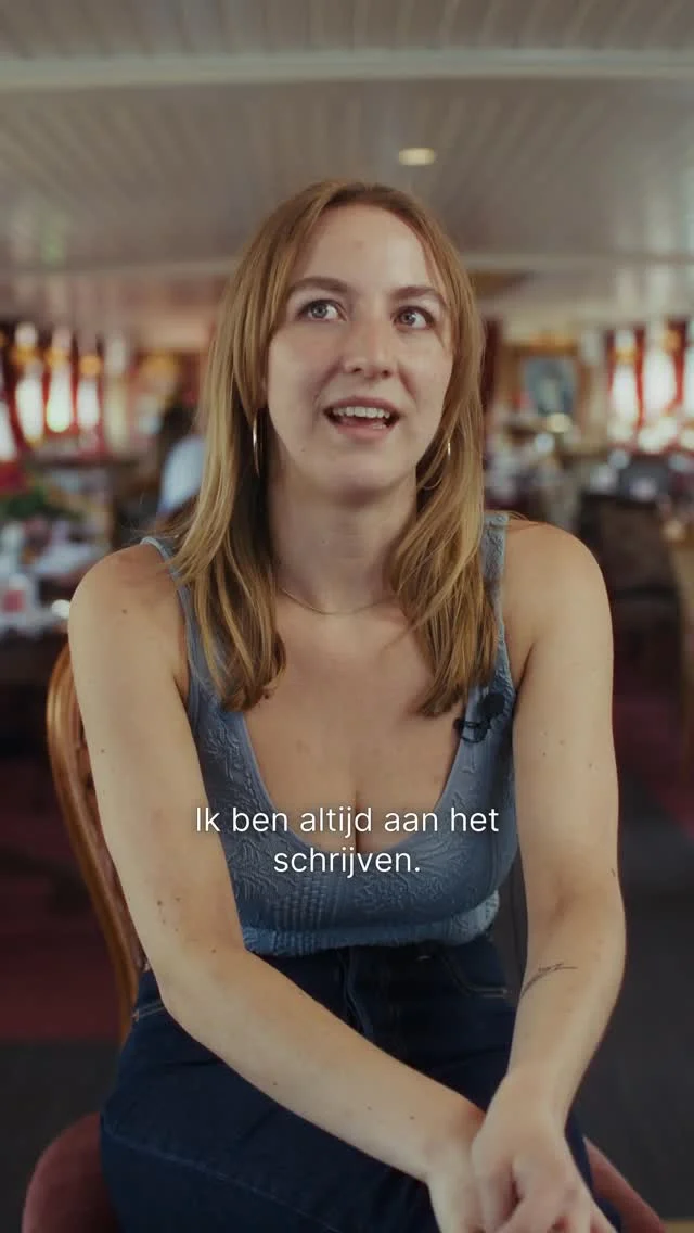 Wie zit er achter dat HEERLIJKE nummer ‘Spijt Is Voor Later’ van Gooische Vrouwen-held Martin Morero? Nienke Leone schreef mee aan de hit en vertelt dat het eigenlijk voor iemand anders was bedoeld.. 👀 Nienke Leone is zowat de definitie van #ikbensongwriter; een schrijver die zelfs na het thuiskomen van de studio toch nog even de gitaar oppakt.

‘Als je er echt voor gemaakt bent, dan moet je er vol voor gaan’, is haar advies. Kijk de volledige video nu voor meer ins en outs!