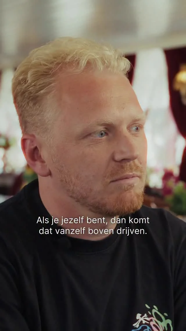 Van een ingeving toen zijn broertje langs het huis van Frans Bauer reed, naar een hit die daadwerkelijk bij de zanger terechtkwam. Songwriter, uitgever én label-eigenaar Miel van de Water werkte mee aan het nummer van Kafke en Frans Bauer; een verhaal dat mooi laat zien hoe inspiratie soms letterlijk om de hoek ligt (of onderweg naar…). 

In de nieuwste #ikbensongwriter video vertelt Miel hoe die ideeën tot songs uitgroeien, en hoe je met gevoel en timing de juiste snaar raakt.

Aanstaande maandag vieren we het Nederlandstalige repertoire tijdens de Buma NL Awards in Tilburg. Kafke, Frans Bauer, Miel van de Water, en alle andere meewerkende auteurs staan hier dan met hun song in de spotlight. 

Volg ons maandag voor het live-verslag! 🔴