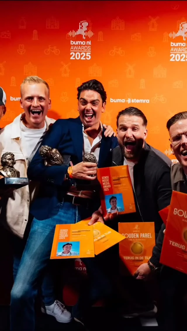 🏆 De Buma NL Awards 2025 brachten de makers van het Nederlandstalige repertoire samen in Poppodium 013. Grote winnaar van de avond was ‘Alleen Met Jou’ van Yves Berendse en Emma Heesters, samen met Robert Fisher, Lars Koehoorn en Oliver de la Rosa Padilla. Op nummer twee stonden Sven Versteeg en Likke Pêhp met een track van Quinn Warmerdam. Yves en Oliver vielen nogmaals in de prijzen, dit keer met Martin Morero’s ‘Spijt Is Voor Later’, geschreven samen met Julian Vahle en Nienke van der Velden.

Voor de iconen was er ook plek: André van Duin ontving de oeuvreprijs, John Dirne werd uitgeroepen tot beste producer en Benno de Leeuw nam de Industrie Award in ontvangst. Buma NL viert de auteurs achter de muziek die we allemaal kennen en waarderen, in lijn met de missie van Buma Cultuur: makers zichtbaar maken. 🇳🇱