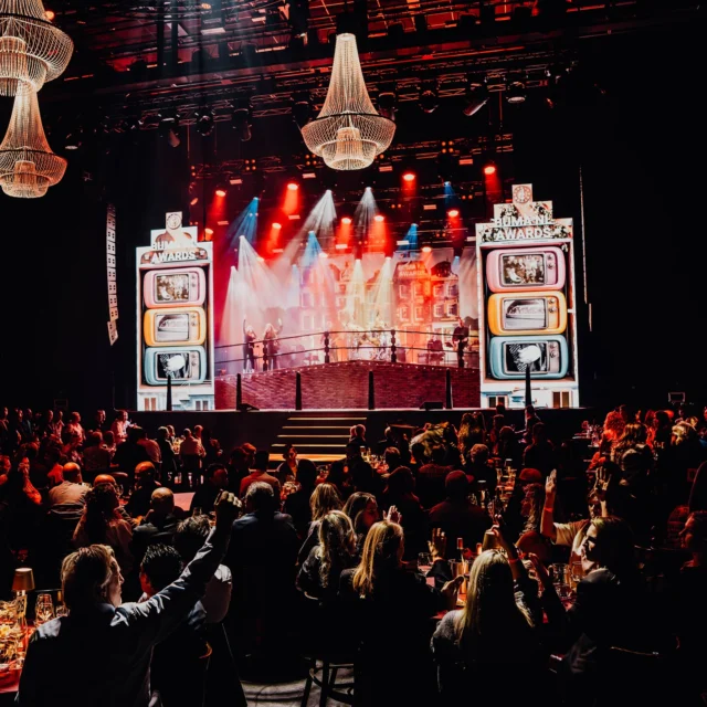 Van de eerste noten tot de laatste toegift: Buma NL draait om de trots en kracht van het Nederlandstalige lied. Een avond vol sfeer, ontmoetingen en bovenal de muziek die ons allemaal verbindt. De Buma NL Awards zetten niet alleen artiesten in de spotlights, maar juist ook de schrijvers en makers áchter de hits. Vorige week voelden we aan alles hoe de Nederlandstalige muziek breed wordt omarmd. De interactieve panels op de conferentie, de discussies en masterclasses, showcases én de feestelijke awardshow straalden vooral één ding uit: saamhorigheid.

Bedankt voor een dag waarop de energie van het publiek, de passie van de makers en de liefde voor Nederlandstalige muziek samenkwamen! 🔸