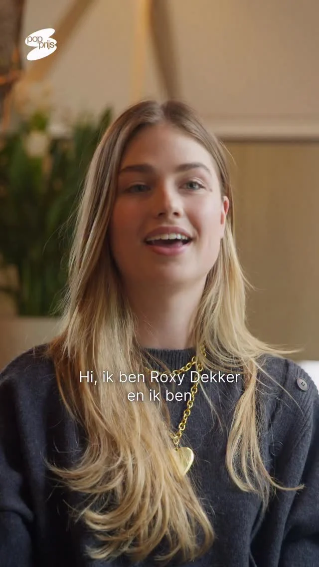 Hoe voelt het om ineens te horen dat jij de Popprijs hebt gewonnen? 🏆 In deze video kijkt Roxy Dekker, Popprijs-winnaar 2024, terug op dat moment: de spanning, de reactie van het publiek en wat de prijs voor haar betekende. 

Met hits die moeiteloos hun weg vonden naar radio, streaming en ver daarbuiten liet Roxy in korte tijd zien dat ze niet meer weg te denken is uit de Nederlandse popmuziek. Aanstaande zaterdag wordt tijdens ESNS in Groningen bekend wie in het afgelopen jaar de grootste impact had op de Nederlandse popmuziek. Wie verdient volgens jou de Popprijs 2025?