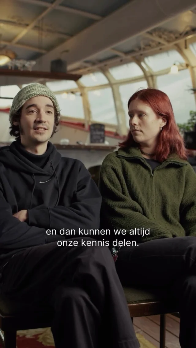 Met 82 buitenlandse shows en een 12e plek in de exportcijfers liet Tramhaus het afgelopen jaar ver buiten Nederland van zich horen. De Rotterdamse band speelde op tal van internationale podia en maakte indruk met intense liveshows en sterke onderlinge chemie ⚡️

De gitaristen Micha en Nadya blikken terug op bijzondere tourmomenten, geven tips aan bands met internationale ambities en vertellen waarom het delen van liefde en enthousiasme voor muziek zo belangrijk is.