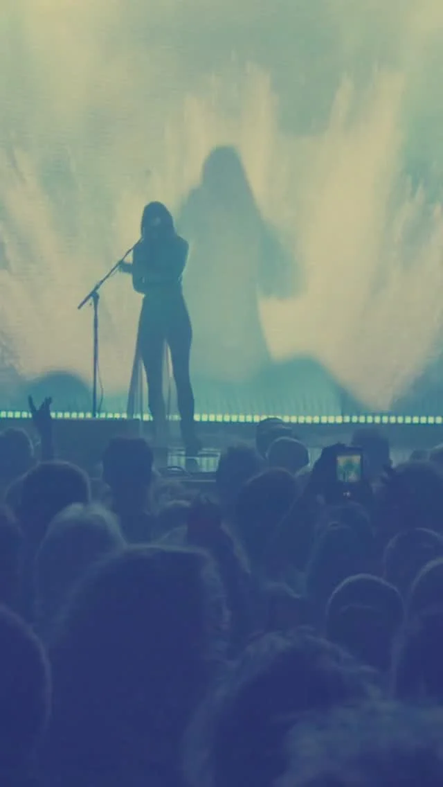 MY BABY bouwt al jaren aan een eigen universum waarin blues, roots en psychedelische dance samenkomen 🌀Dat geluid bracht de band het afgelopen jaar naar 43 internationale podia.

‘Hoe hou je dit vol?’ is een vraag die ze vaak krijgen. In deze video vertelt de band over leven op tour, beginnen in kleine zalen met vijf man publiek en het ontwikkelen van een liveshow die overtuigt, ook zonder hits.