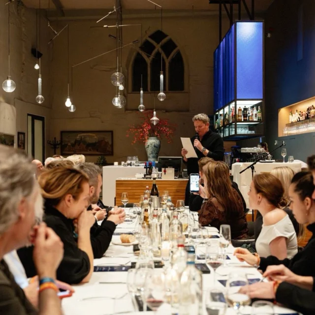 Tijdens ESNS werd De Veer 2025 uitgereikt, de industrieprijs voor mensen die zich op bijzondere wijze inzetten voor het Nederlandse muziekproduct. Dit jaar ging de prijs naar Tom Peters, als erkenning voor zijn uitzonderlijke bijdrage aan de Nederlandse muzieksector 🪶

Al decennialang zet hij zich in voor muziek van eigen bodem. Als componist en producer, maar ook als ondernemer, uitgever en labelbaas stond hij aan de basis van talloze carrières en initiatieven die het landschap blijvend hebben gevormd.

Gefeliciteerd, Tom!

📸: Rogier Boogaard