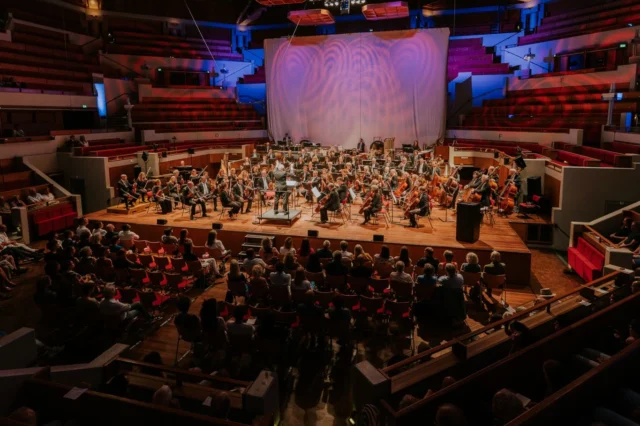 Wat een avond. Wat een makers. Wat een ode aan de componist.

Gisteravond sloten we de Dag van de Componist af in TivoliVredenburg met de uitreiking van de Buma Classical Awards: een moment om stil te staan bij de kracht, eigenheid en verbeelding van nieuwe muziek.

De Buma Classical Award 2026 ging naar Joey Roukens: een componist met een geluid dat direct binnenkomt, gelaagd blijft nazinderen en moeiteloos beweegt tussen orkestrale kracht, pop, jazz en minimalisme. De Buma Classical Lifetime Achievement Award was dit jaar voor Huba de Graaff: een maker die al decennialang laat horen hoe vrij, eigenzinnig en avontuurlijk muziek kan zijn, en vooral kan klinken. Met elektronica, opera, zelfgebouwd instrumentarium en een verbeeldingskracht die steeds nieuwe deuren opent.

Twee makers, twee werelden, één gedeelde kern: muziek die vooruit durft te kijken. Gefeliciteerd Joey en Huba. En dank aan iedereen die erbij was om de componist, het vak en de kracht van nieuwe muziek samen te vieren. ❤️

📸: Jaap Kroon