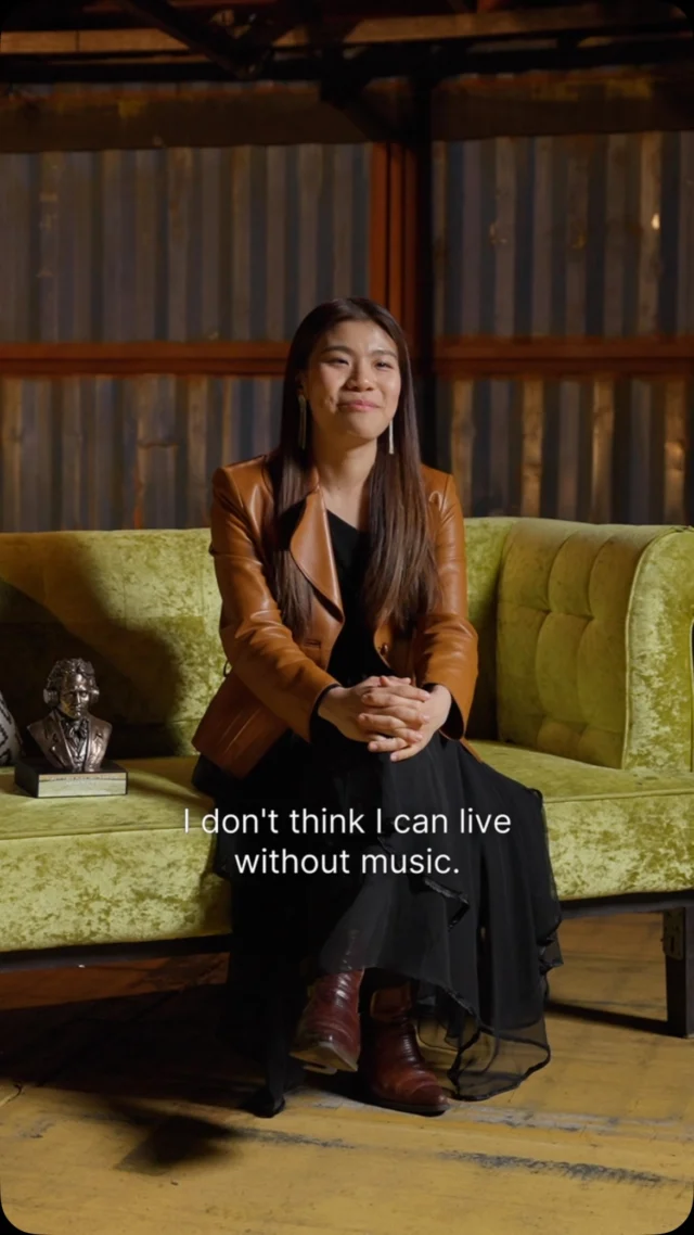 “I don’t think I can live without music.”

Xiangming Niu won de MIMA New Talent Award voor haar score voor Kus Kus Beng Beng. Muziek die volgens de jury lichtheid en nostalgie toevoegt aan het verhaal, en die precies laat horen hoe groot de rol van muziek in beeld kan zijn.

In deze nieuwe #ikbensongwriter vertelt Xiangming over haar eerste inspiratie, haar liefde voor filmmuziek en het advies dat elke maker in de oren mag knopen: blijf luisteren. Naar muziek, naar andere makers, naar wat je raakt. 

Check de website van @mimm.privatekitchen voor de volledige video.

EN 
“I don’t think I can live without music.”

Xiangming Niu won the MIMA New Talent Award for her score for Kus Kus Beng Beng. Music that, according to the jury, adds lightness and nostalgia to the story, and shows exactly how big a role music can play in moving image.

In this new #ikbensongwriter, Xiangming talks about her first inspiration, her love for film music and the advice every maker should take to heart: keep listening. To music, to other makers, to what moves you.

Check @mimm.privatekitchen’s website for the full video.