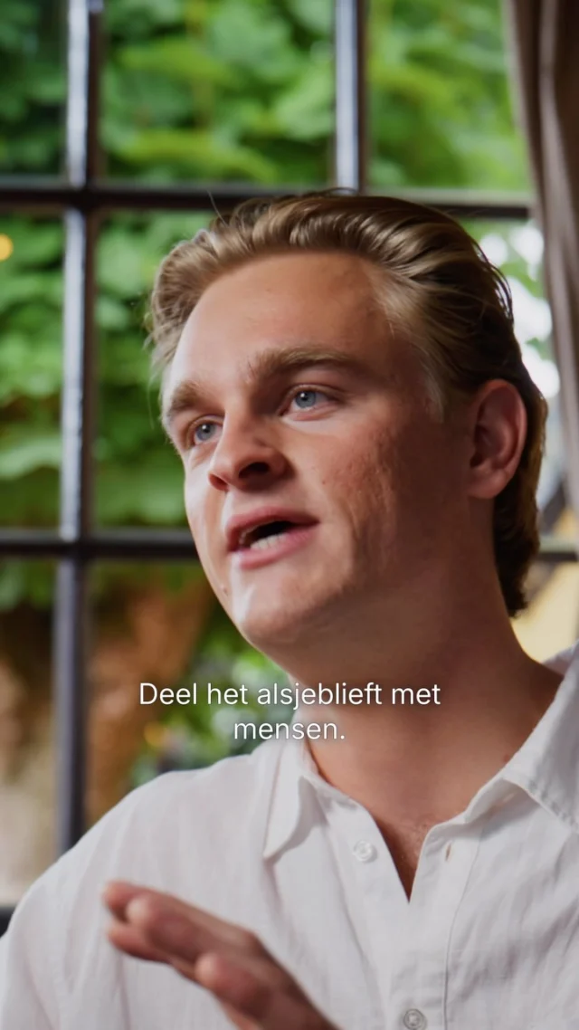 Een liedje dat niemand hoort, kan ook nergens komen. Voor songwriter en producer Grégor Kwak zit maken daarom niet alleen in blijven schaven, maar ook in durven loslaten. En dat loslaten, dat doet ‘ie niet onverdienstelijk: hij schreef onder meer mee aan Mona Lisa van Robert van Hemert, één van de succesvolste Nederlandstalige singles van de afgelopen jaren. In deze nieuwe #ikbensongwriter vertelt Grégor over het vak, kansen pakken en waarom je soms gewoon op ‘delen’ moet drukken.

Extra mooi: Mona Lisa staat dit jaar in de Top 10 van de Buma NL Awards. Op 28 september eren we tijdens Buma NL in 013 de makers achter de grootste Nederlandstalige hits van het afgelopen jaar, en vieren we samen de kracht en het succes van Nederlandstalige muziek.