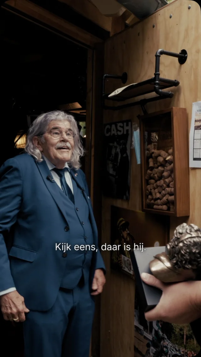 Høken van Hummelo tot ver daarbuiten: Bennie Jolink liet een onuitwisbare stempel achter op de Nederlandse muziek. Op 28 september wordt het boegbeeld van de Boerenrock tijdens de Buma NL Awards onderscheiden met de Hollandse Meester, de oeuvreprijs voor zijn langdurige bijdrage aan de Nederlandse muziekcultuur. 

Oerend hard, onvervalst Achterhoeks en voor altijd eigenwijs: een meer dan mooie reden om Bennie eens in het welverdiende zonnetje te zetten.